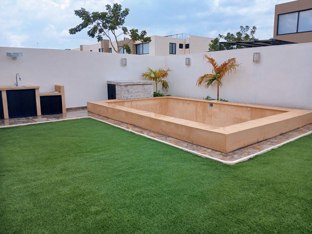 31 of 40: Vista del patio