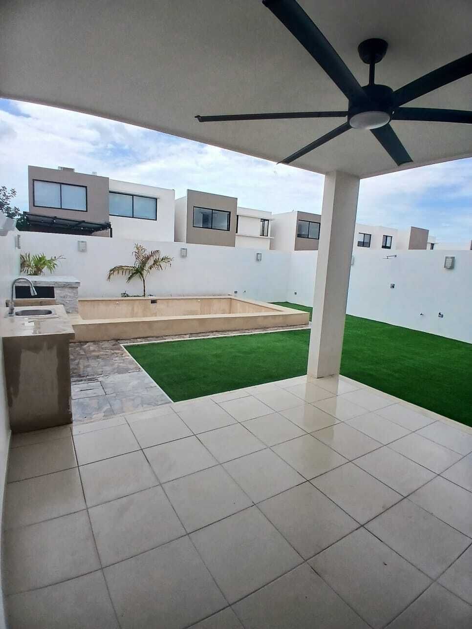 26 of 40: Patio con terraza techada