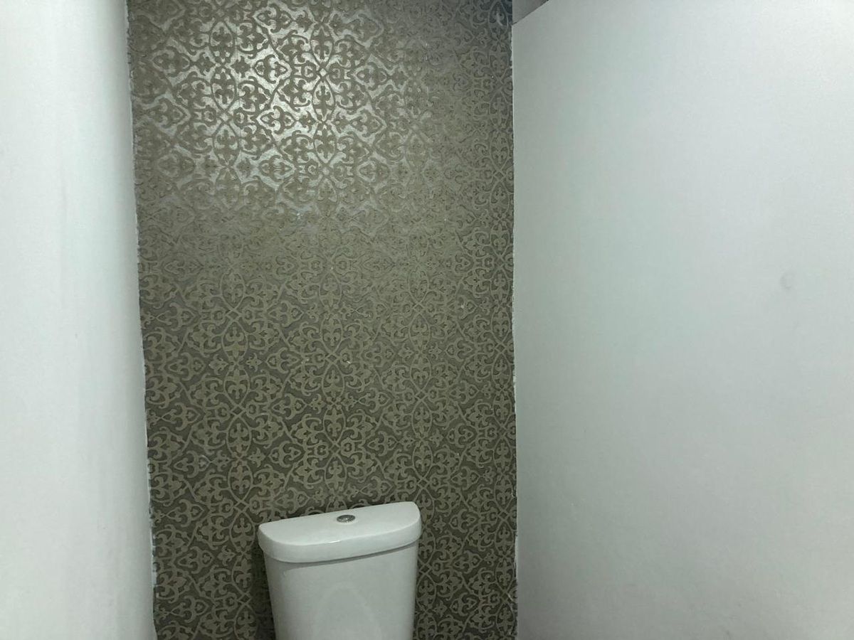 4 of 39: MEDIO BAÑO DE VISITAS