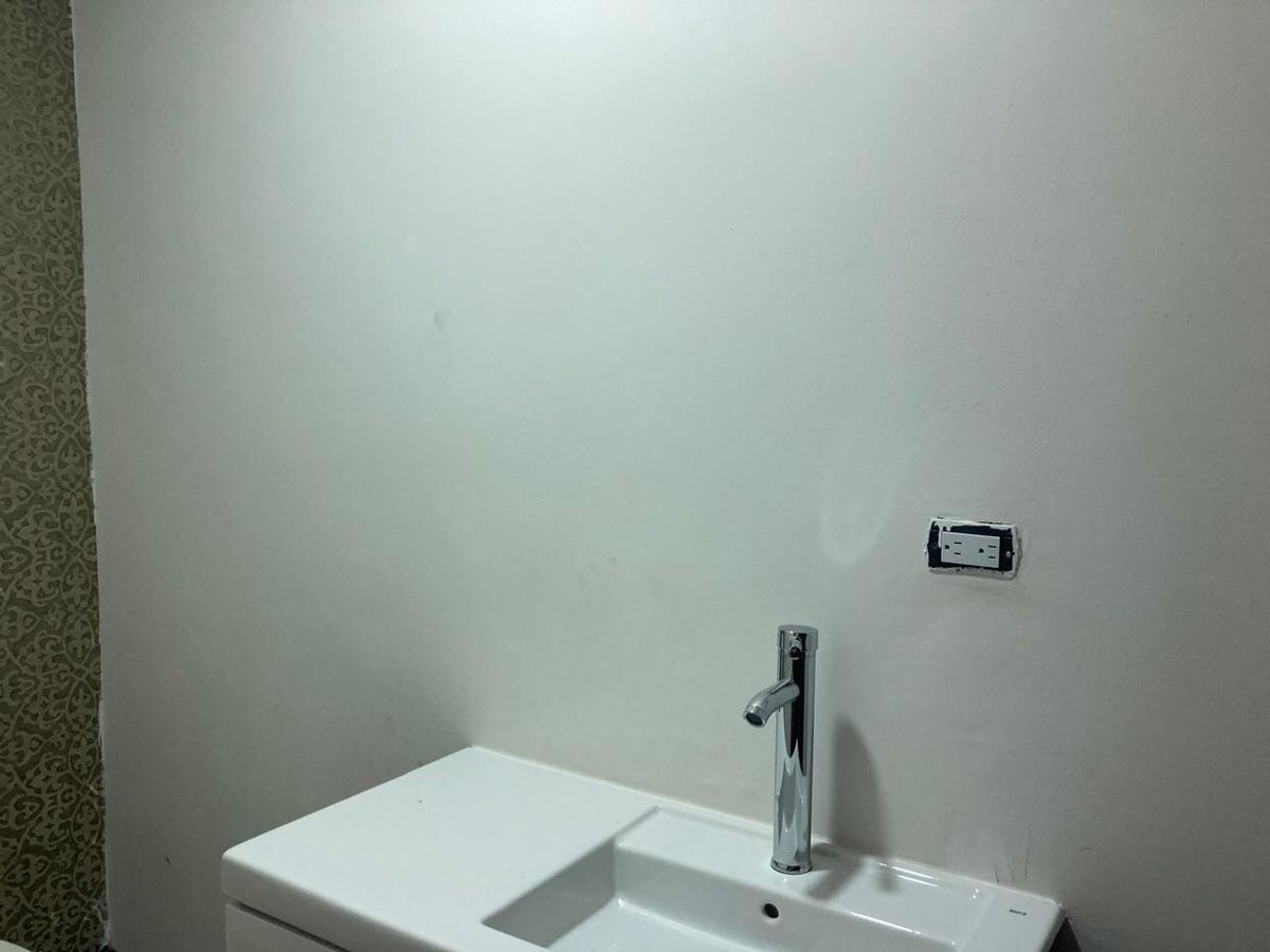 3 of 39: MEDIO BAÑO DE VISITAS