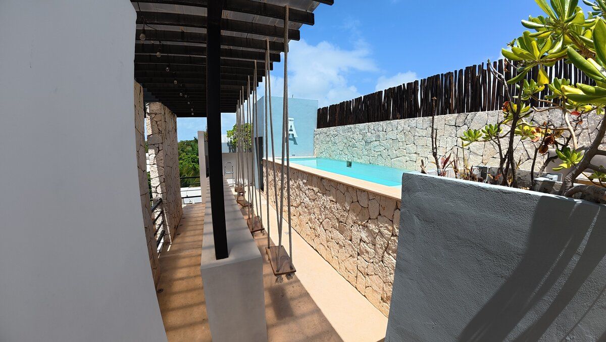 2 de 11: Roof con asador, alberca, barra con columpios y regadera.