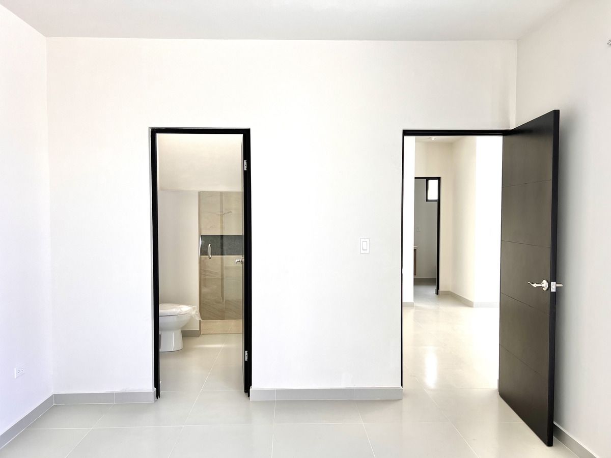 7 de 13: Vista de recamara principal hacia baño-sala