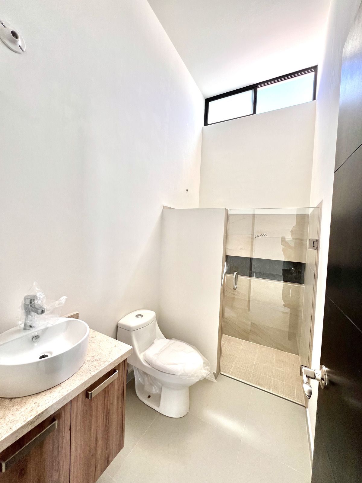 8 de 13: Baño recamara principal candelaria en vidrio templado