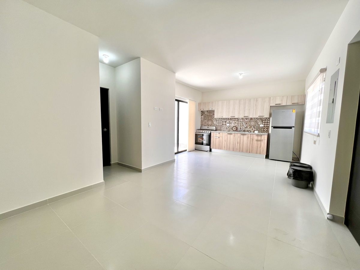 3 de 13: Vista de Sala hacia Cocina