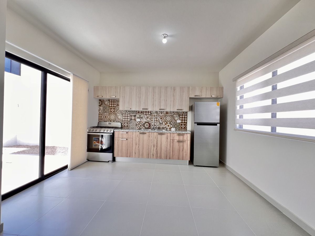 5 de 13: Cocina Equipada con Estufa y Refrigerador