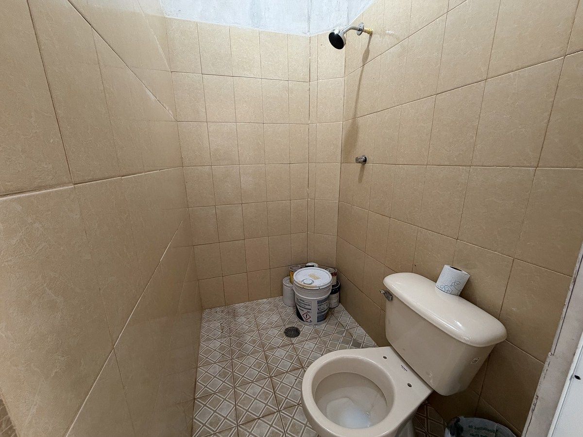 12 de 17: Baño completo (habitación principal)