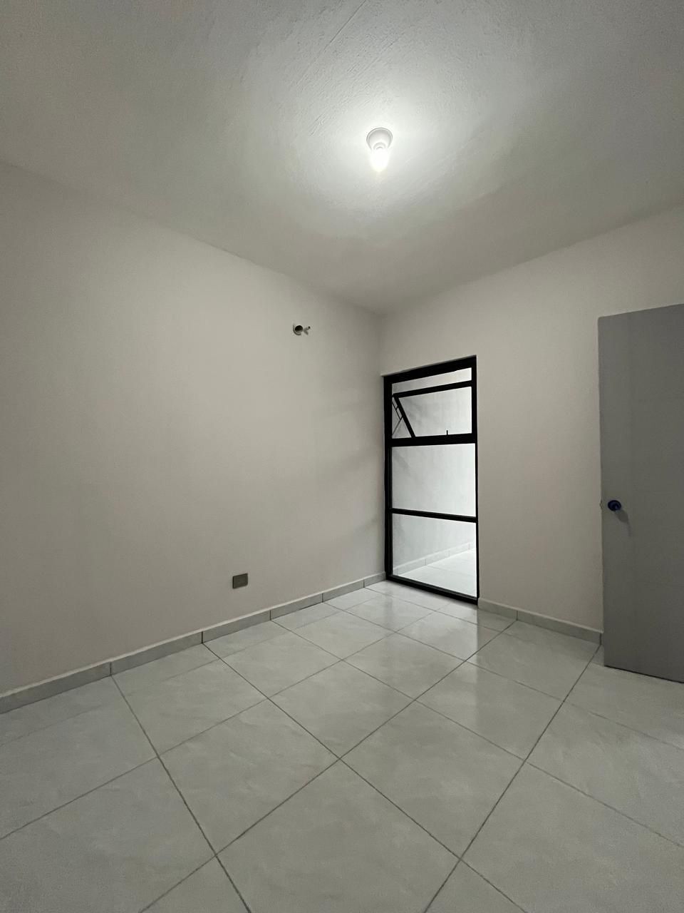 3 de 24: Estudio u oficina en planta baja