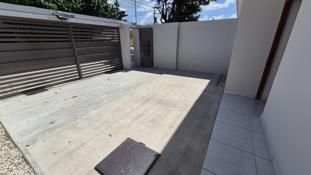 4 de 28: Estacionamiento para dos autos, con porton automatizado