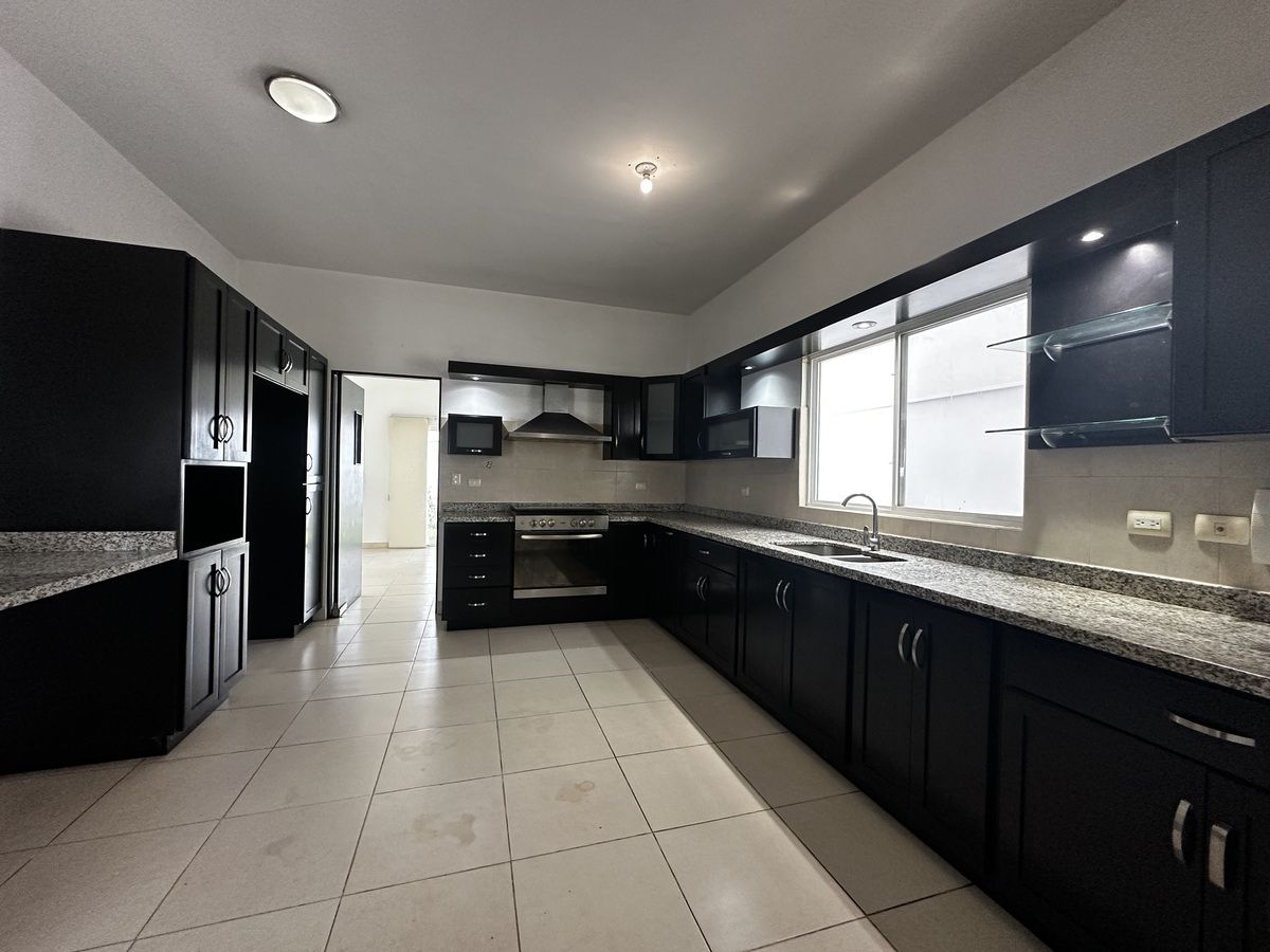1 of 12: Amplia Cocina con espacio de antecomedor