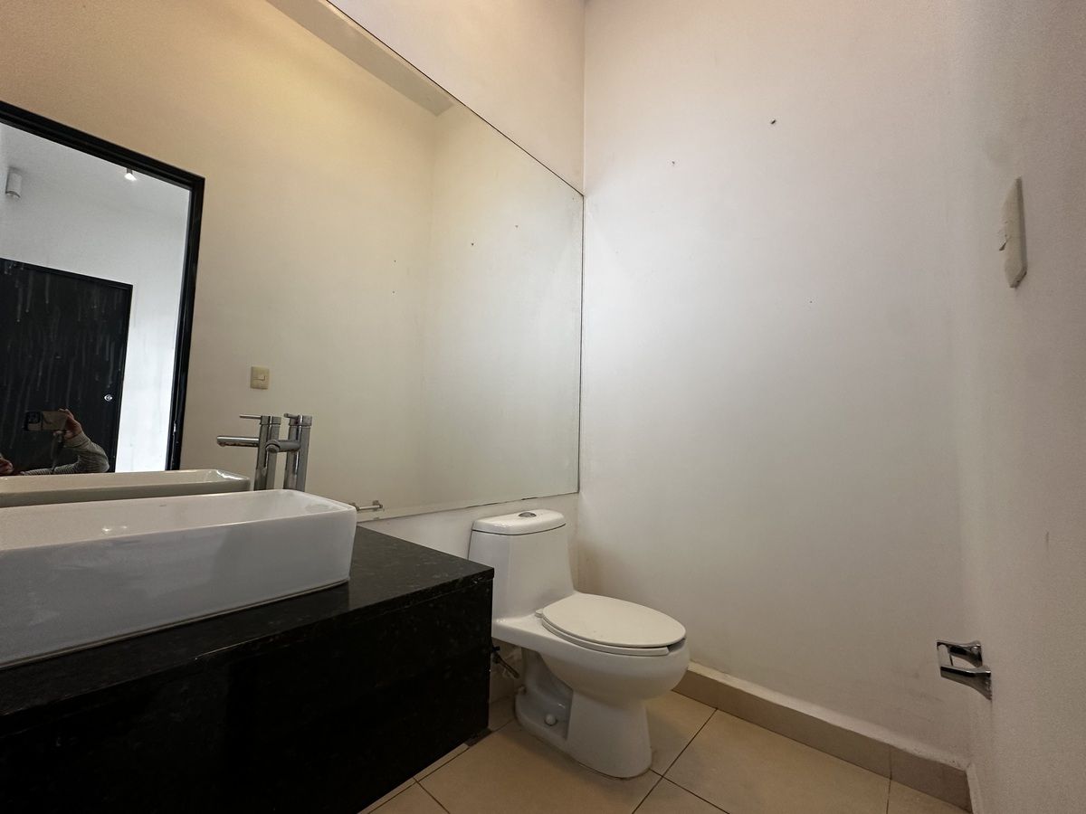 5 of 12: Baños
