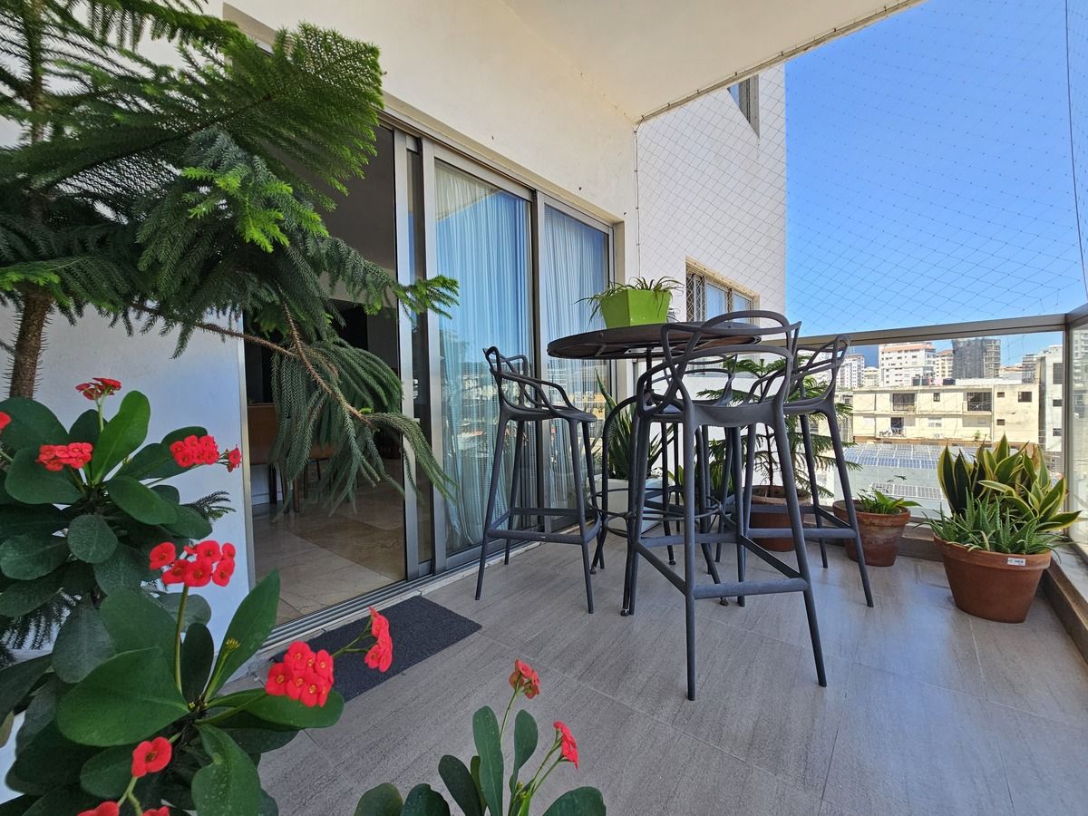 2 of 19: Balcon con vista despejada