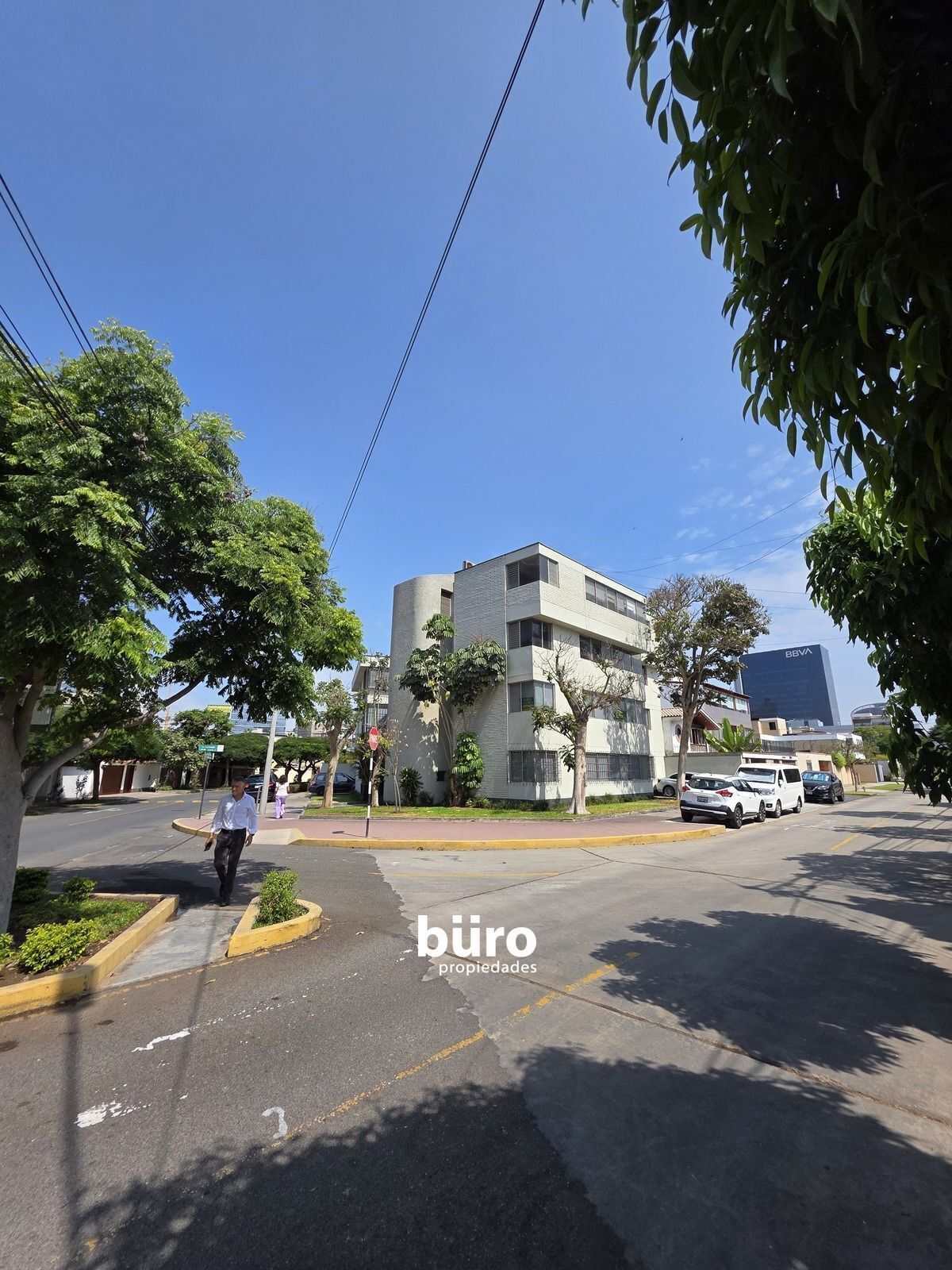4 de 36: Vista del edificio con gran frente