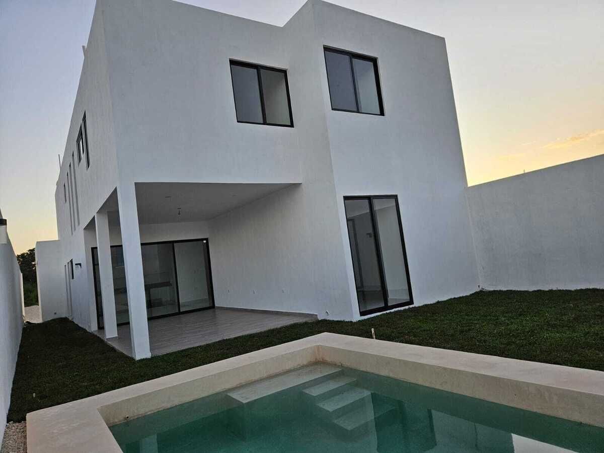 2 de 13: Jardin con piscina