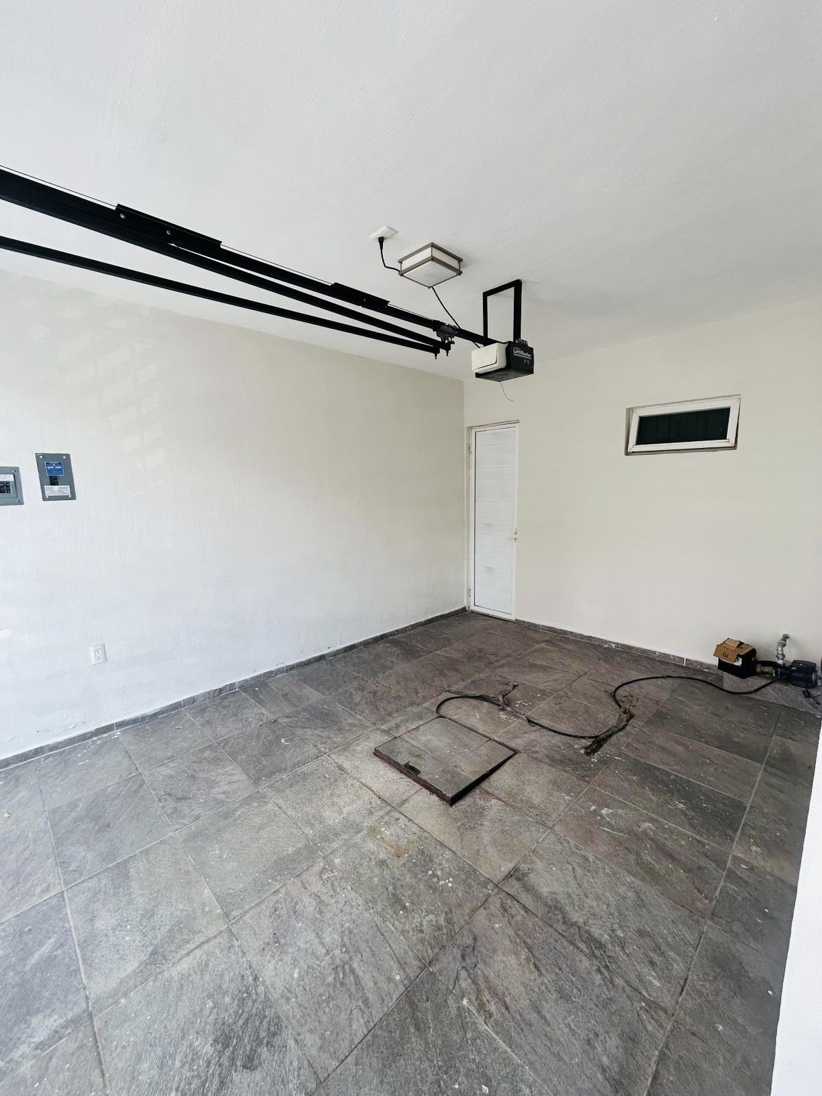 4 de 31: Garage techado con portón eléctrico y cisterna