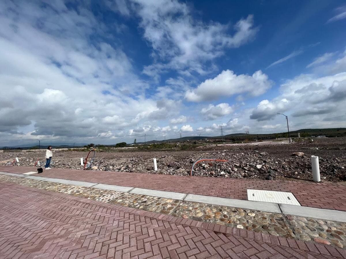 Terreno en Venta en Cd. Maderas Corregidora (Bugambilia 56)