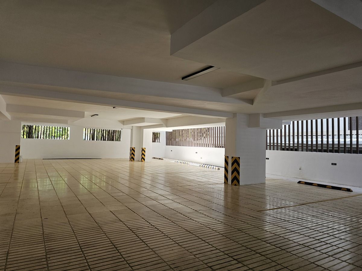 6 de 39: Area de parqueos