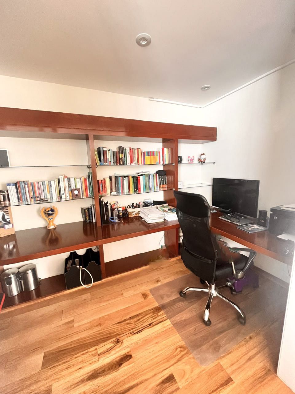 23 de 44: DESPACHO CON ESCRITORIO Y LIBREROS DE MADERA