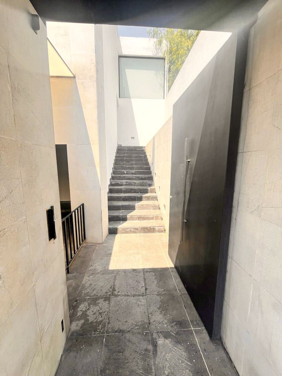 35 de 44: ACCESO A LA CASA