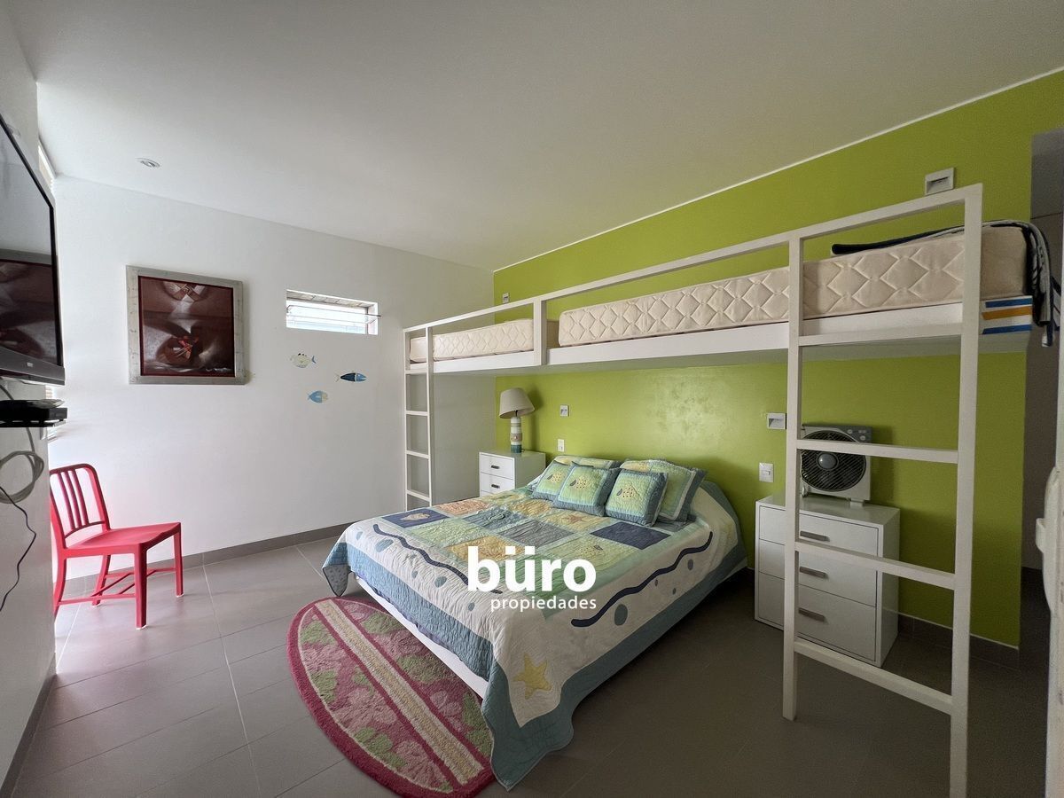 12 de 26: Segundo dormitorio primer piso con baño propio