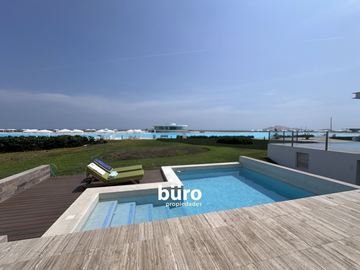 8 de 26: Sundeck con piscina con vista a la laguna