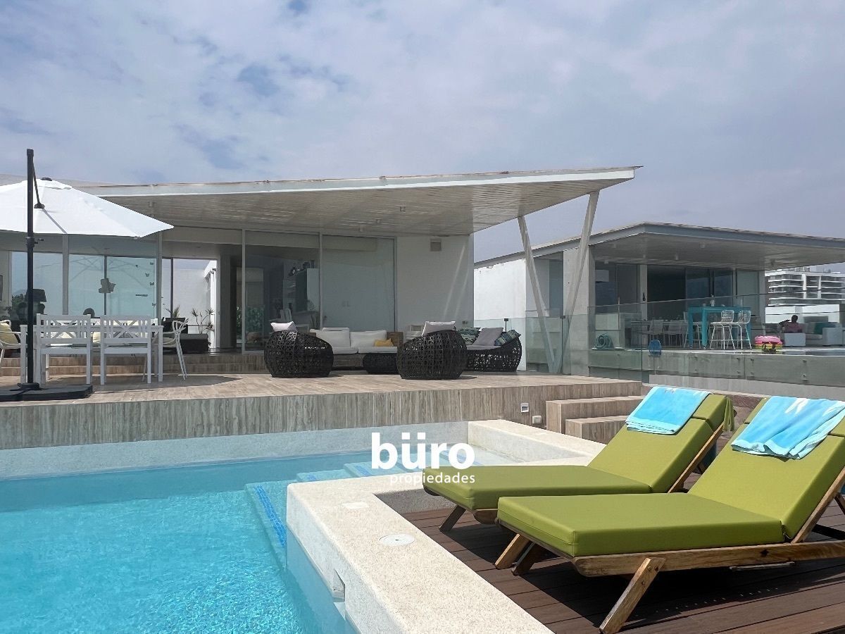 2 de 26: La terraza con sundeck y piscina
