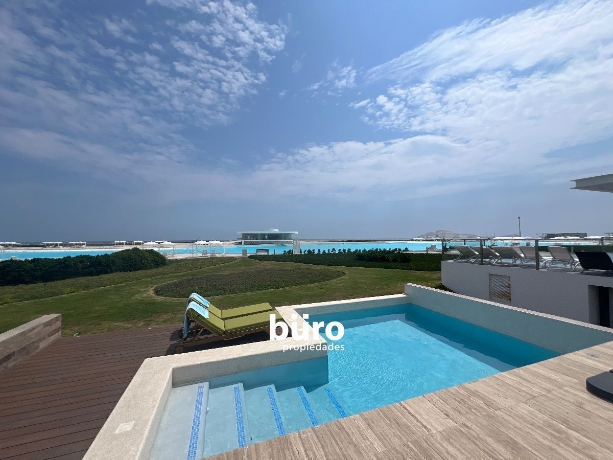 16 de 26: La piscina privada con vista a la laguna