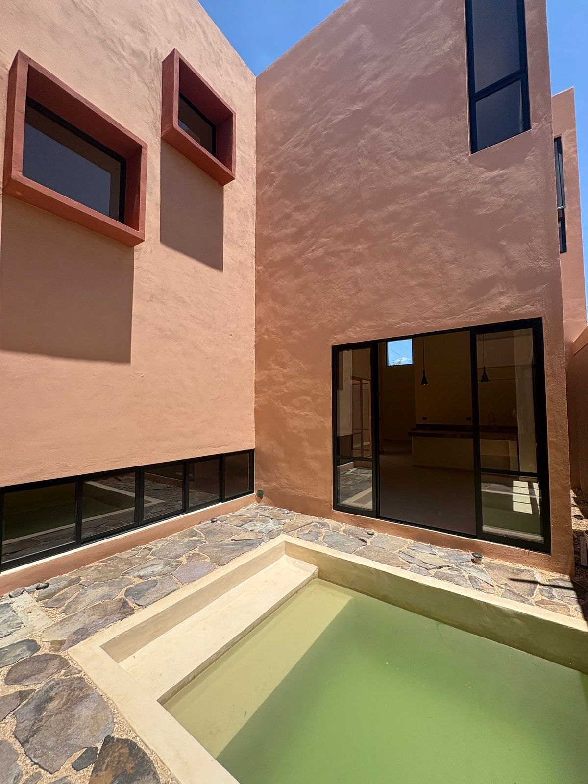 9 de 23: Patio central con piscina