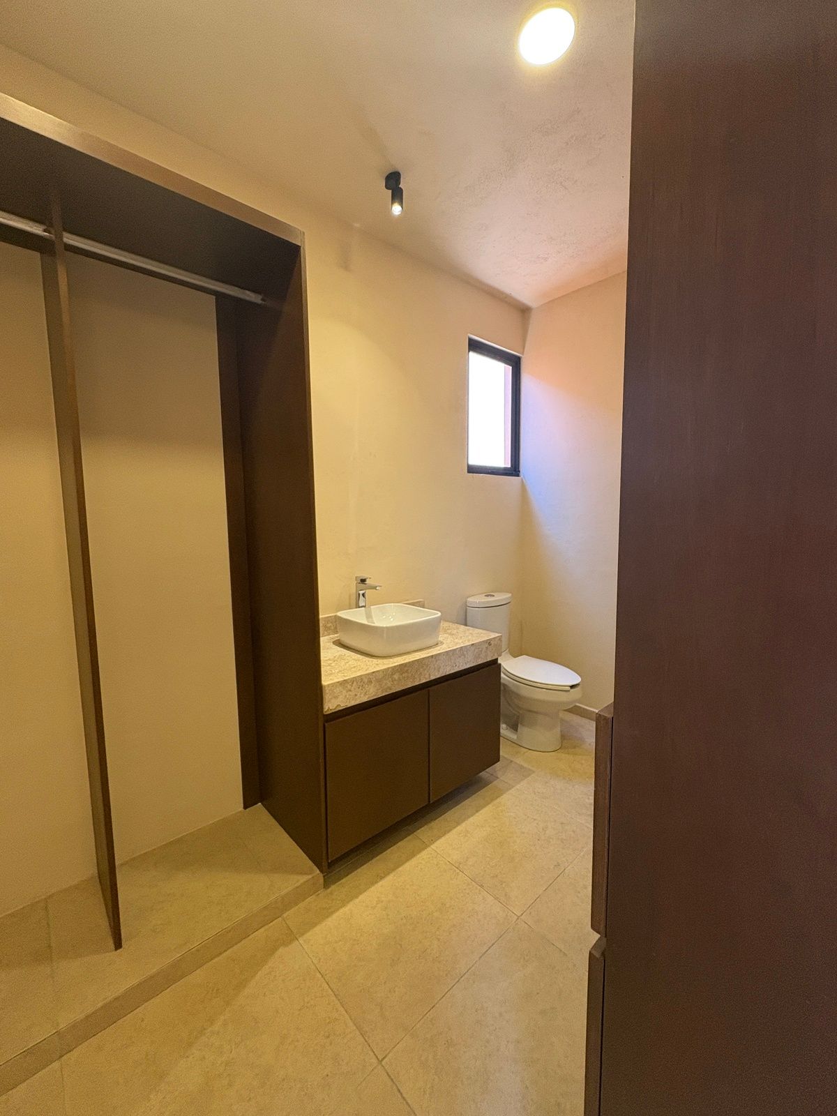 12 de 23: Baño closet vestidor