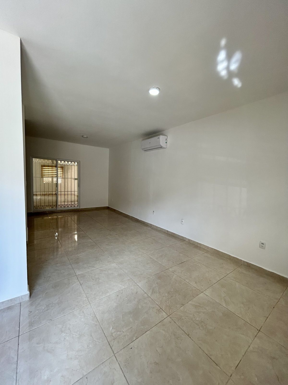 5 of 24: Área de sala - comedor