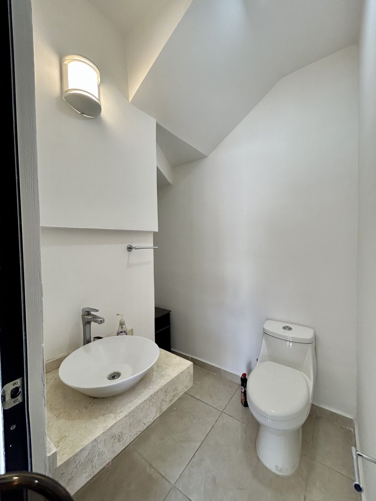 7 of 24: Medio baño