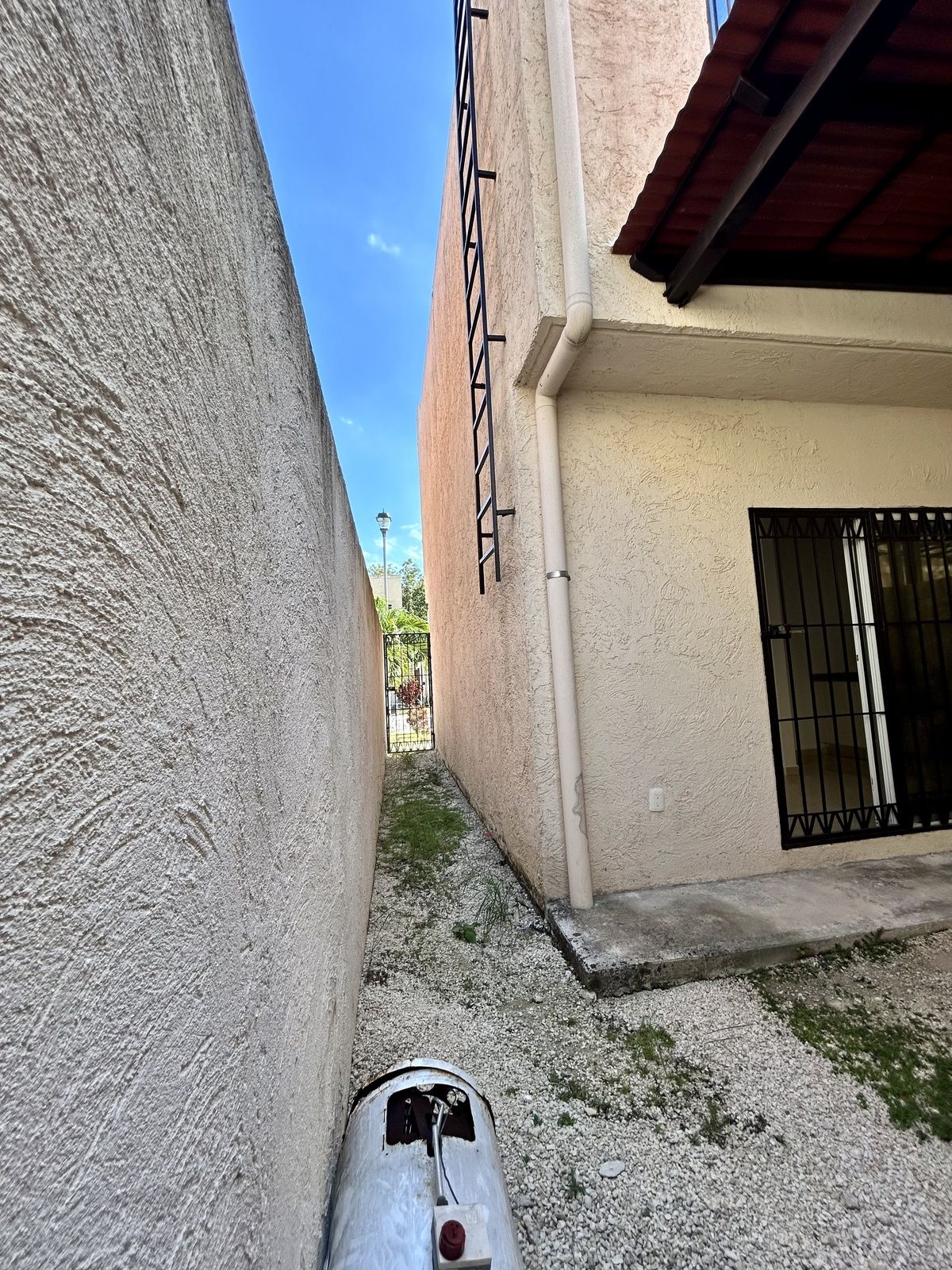 11 of 24: Pasillo lateral