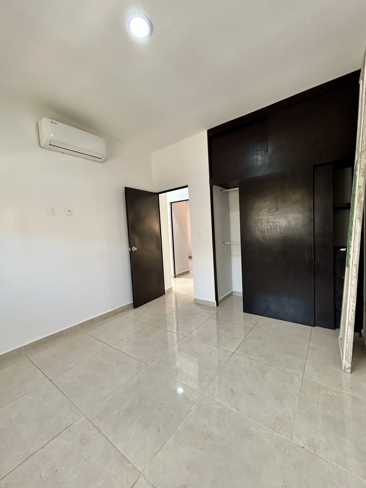 13 of 24: Recamara 2 con closet y aire acondicionado