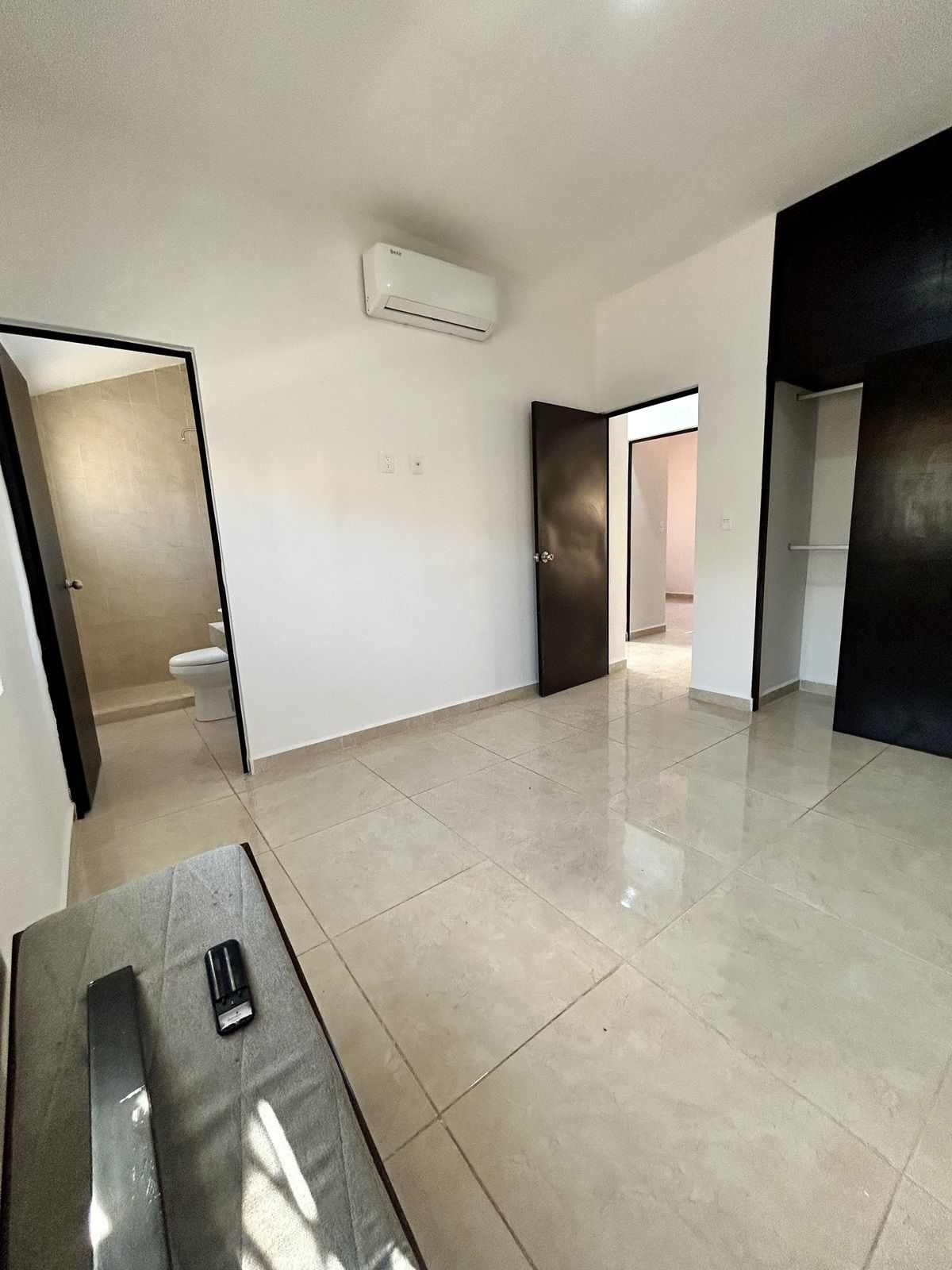 17 of 24: Recamara 1 con baño completo, closet y aire acondicionado