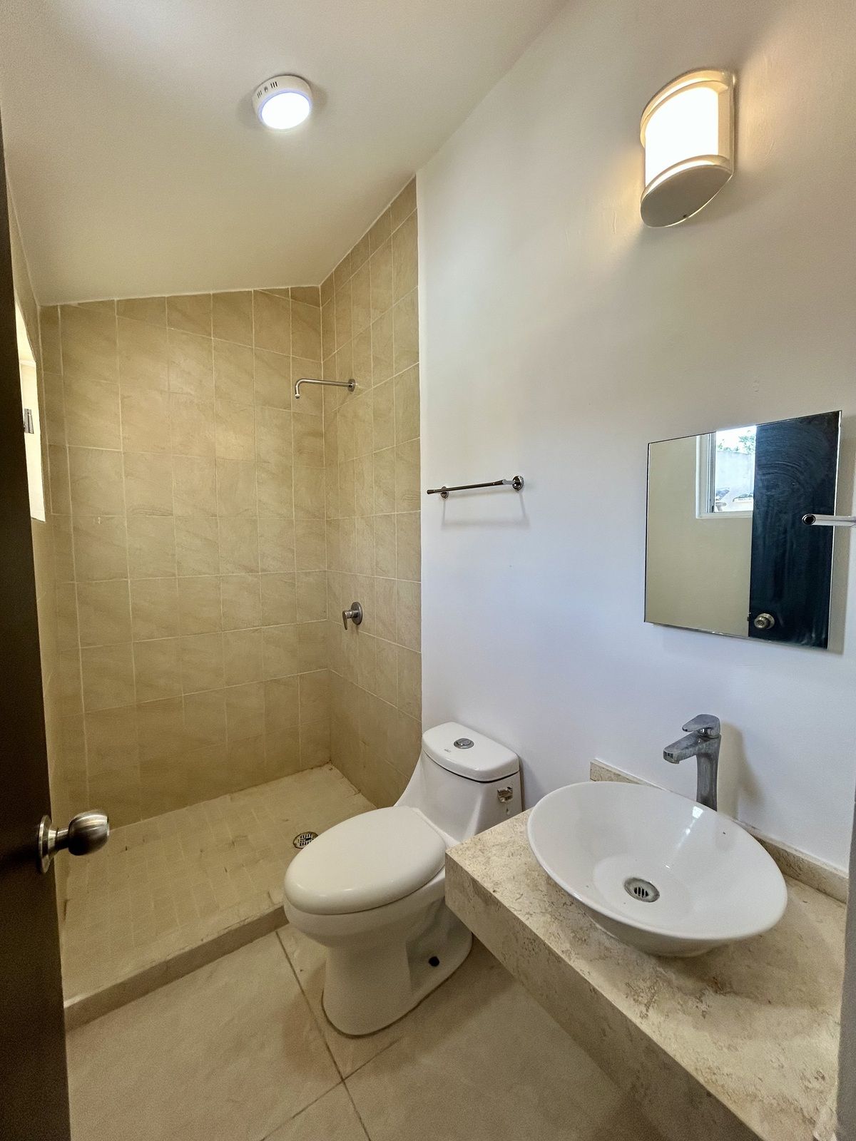 19 of 24: Baño de recamara principal