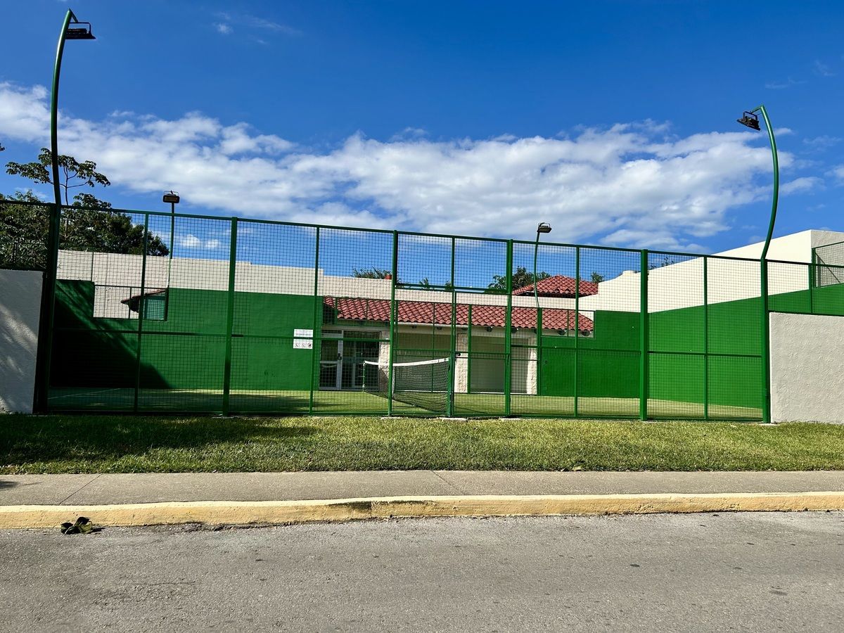 23 of 24: Cancha de tenis