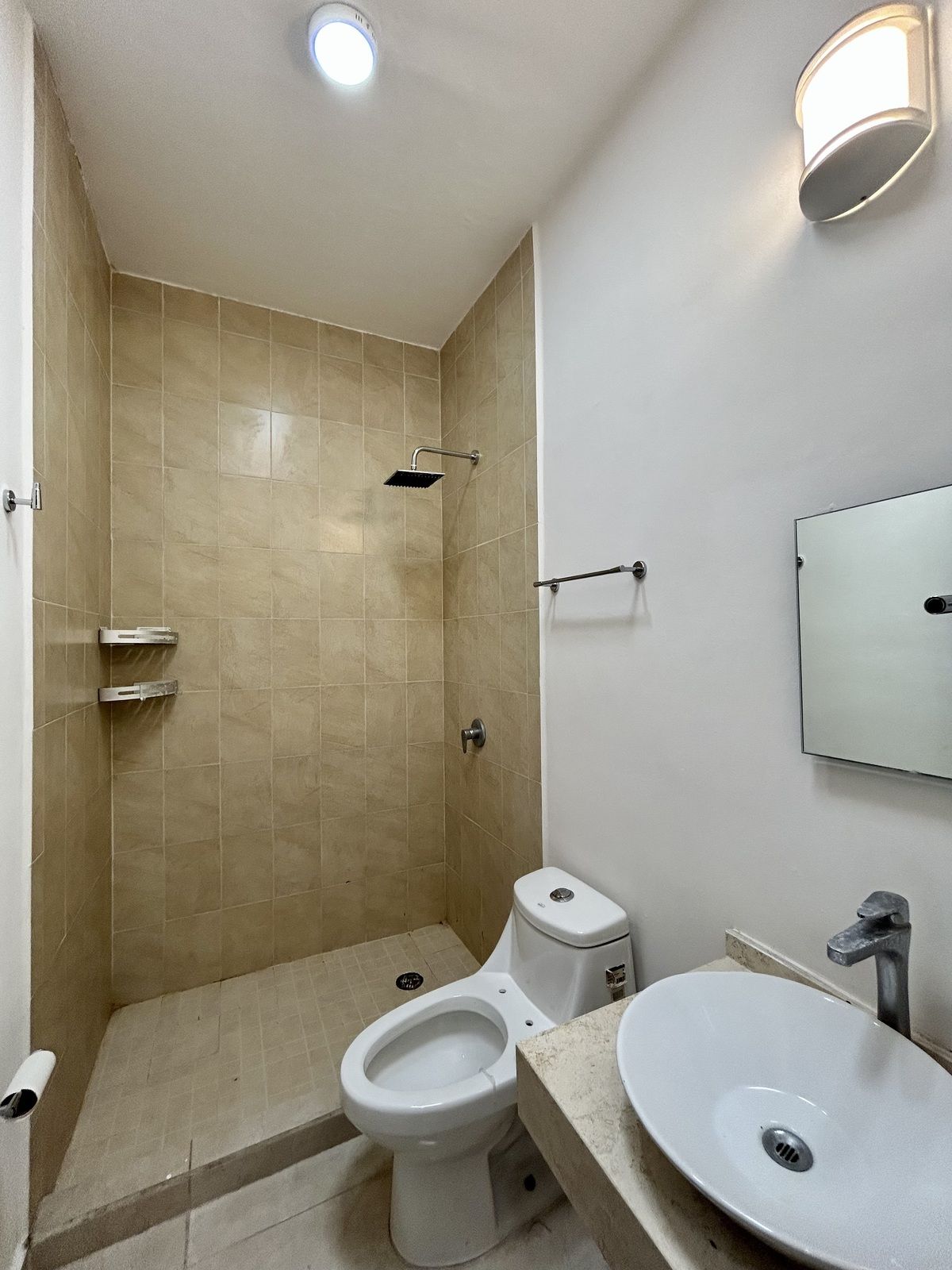 16 of 24: Baño completo recamara 1 y 2