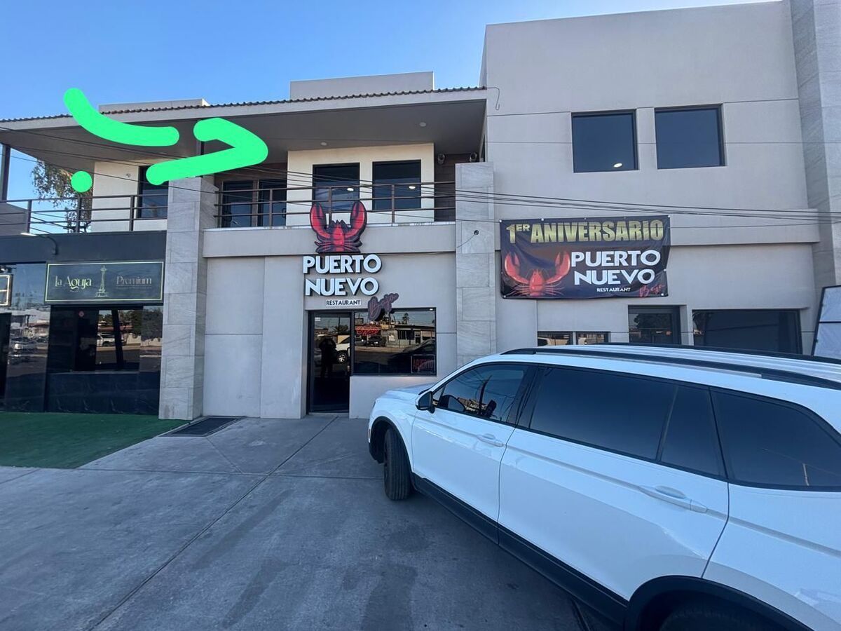 EL LOCAL DE ARRIBE DEL LETRERO DE PUERTO NUEVO ESTA LIBRE, foto 3 de 18