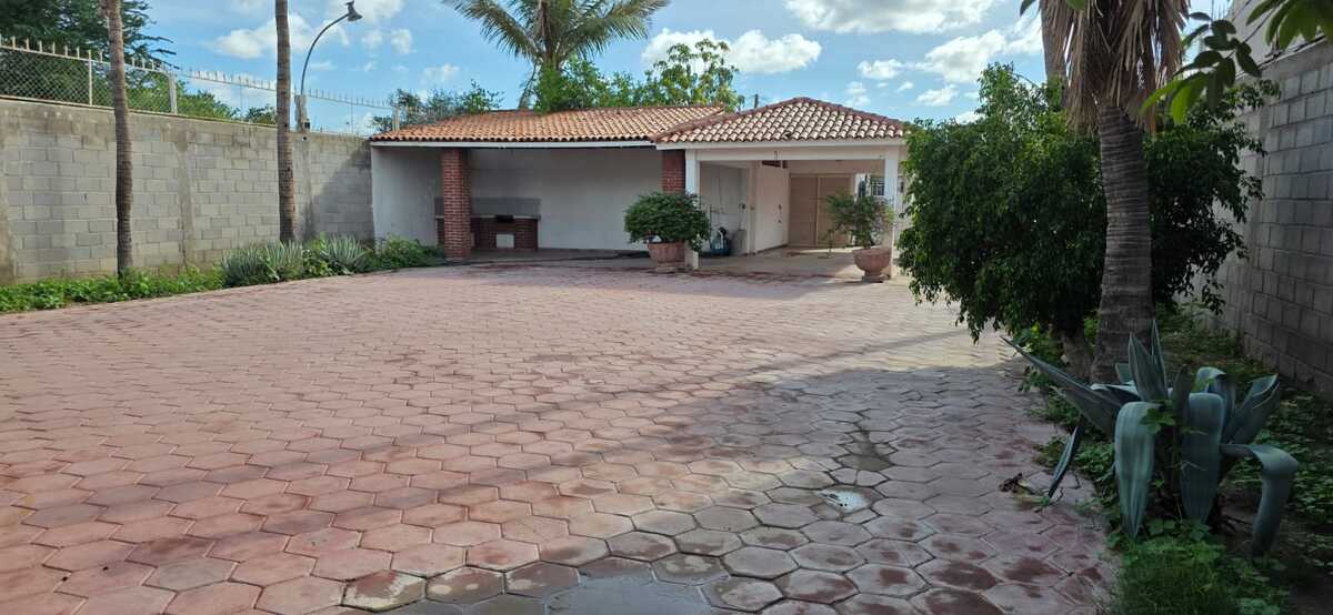 1 of 34: Entrada Posterior Patio