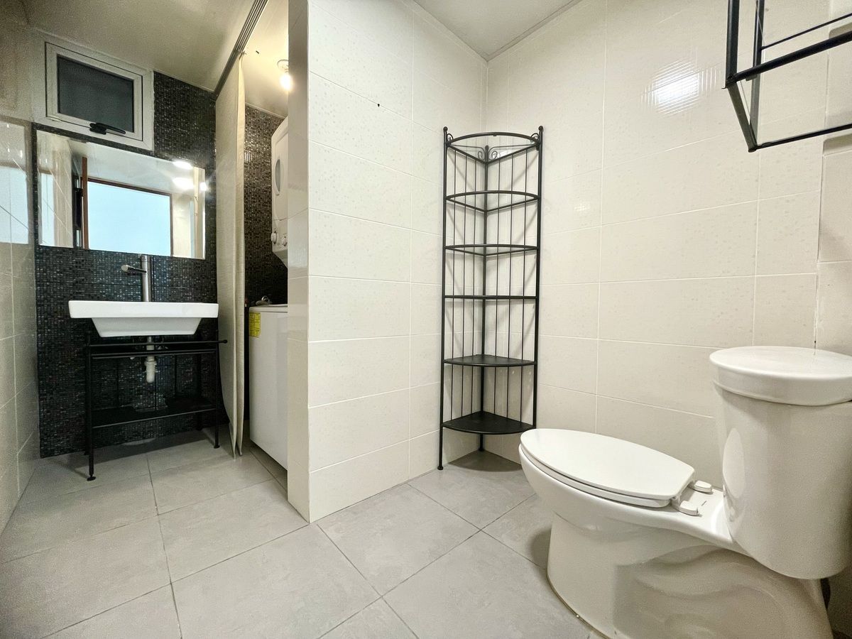 7 de 16: Medio nańo con espacio de área de lavado. Estilo europeo.