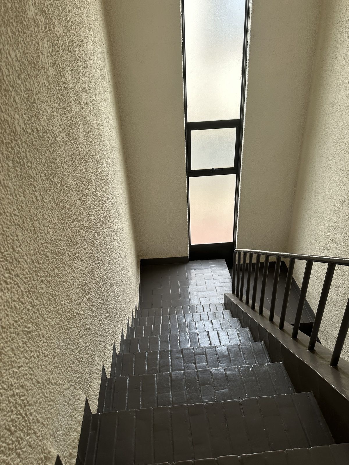 7 de 18: Escalera con piso nuevo/Subida a 2º piso Área Familiar