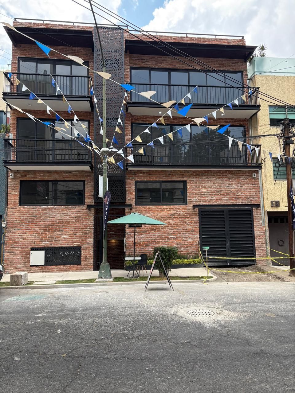 2 de 16: Fachada edificio.