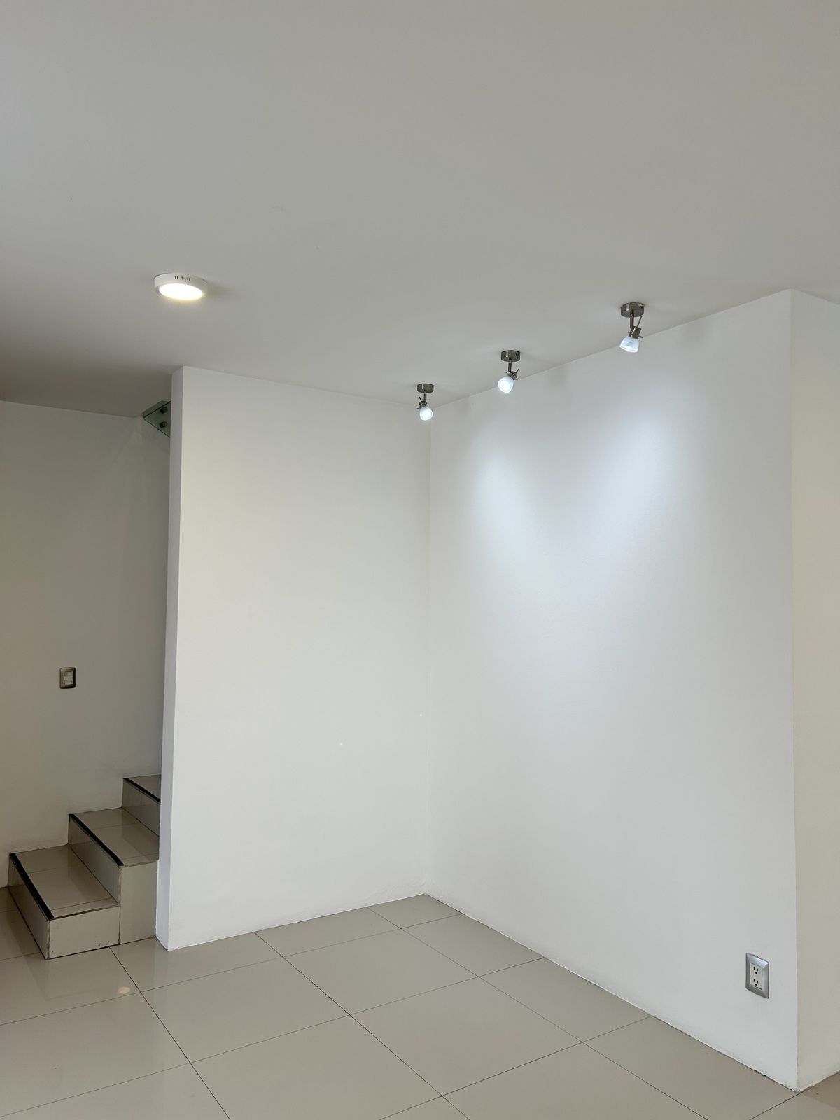 3 de 27: Recibidor con luz indirecta