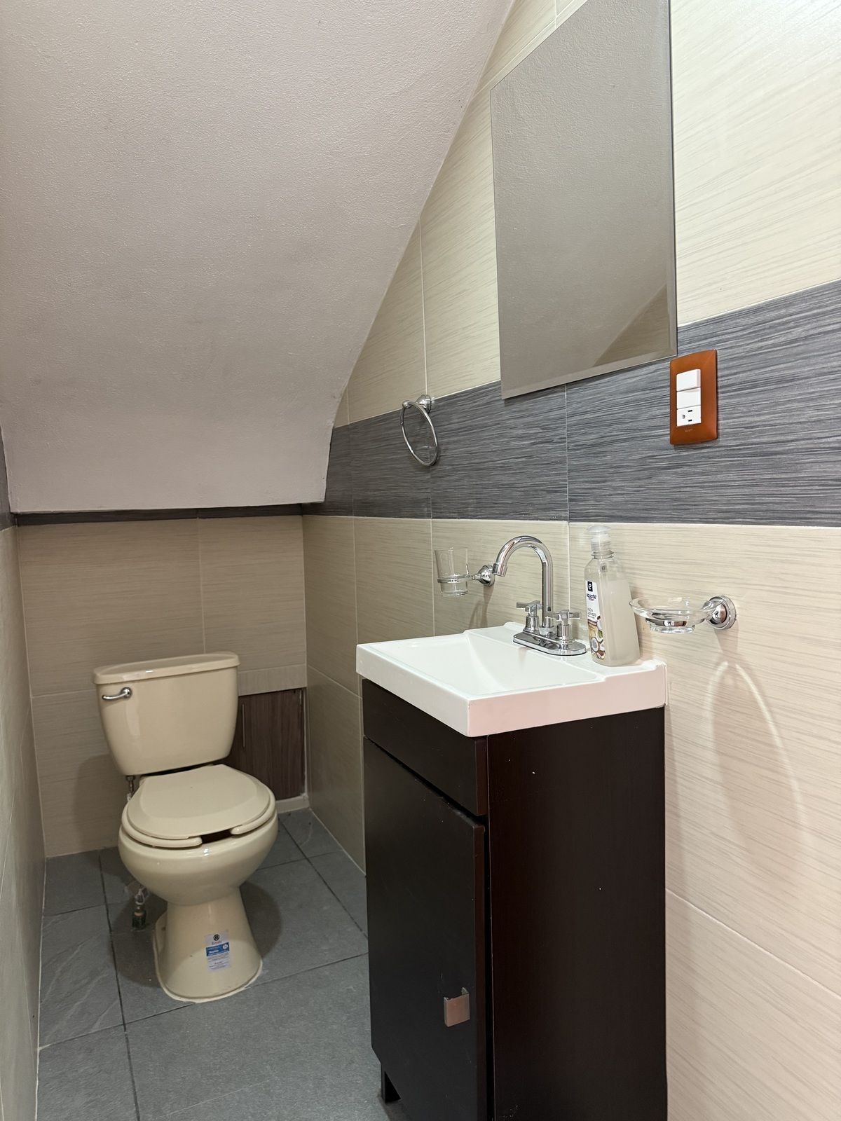 15 de 17: Baño de visitas