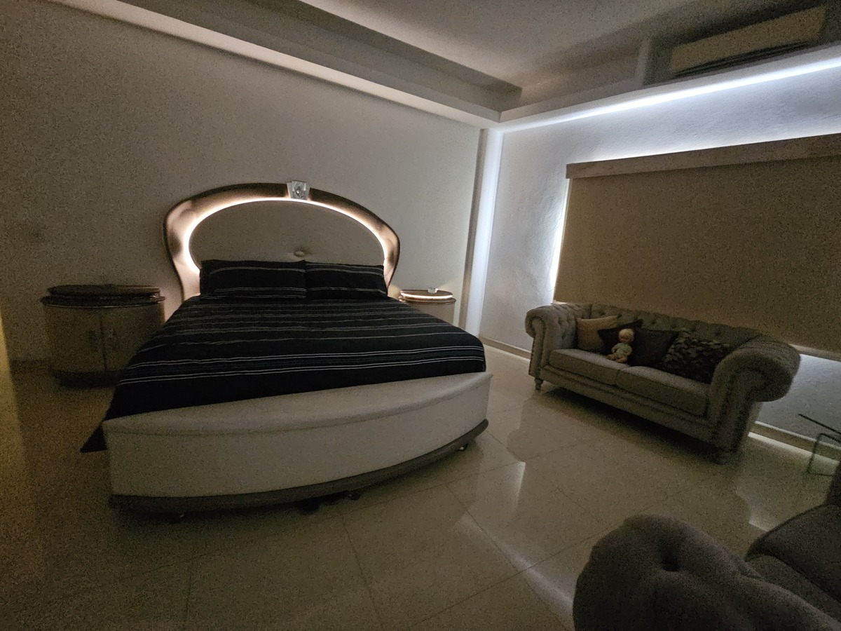 10 of 37: Respaldo de recamara iluminado