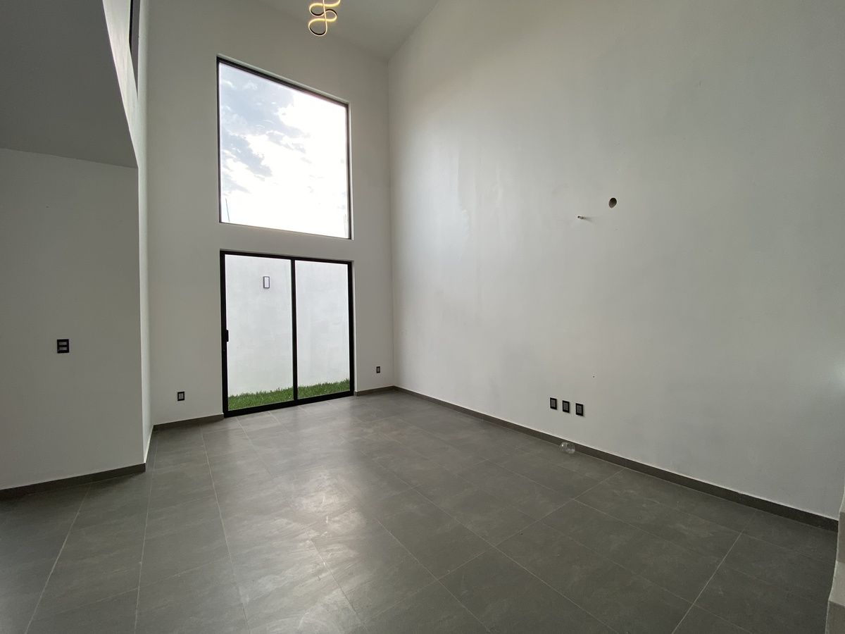 2 de 24: Sala con doble altura