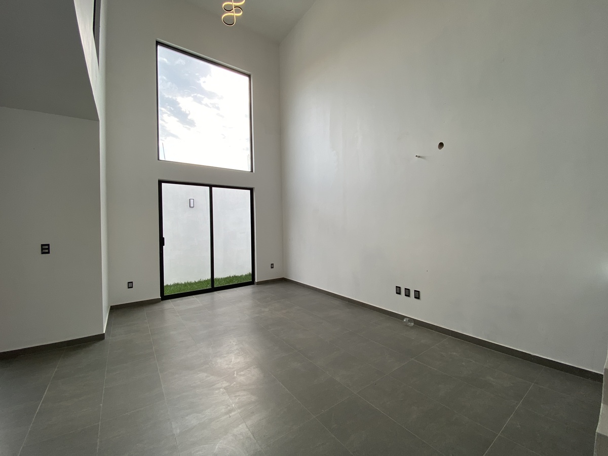 4 de 28: Sala con doble altura