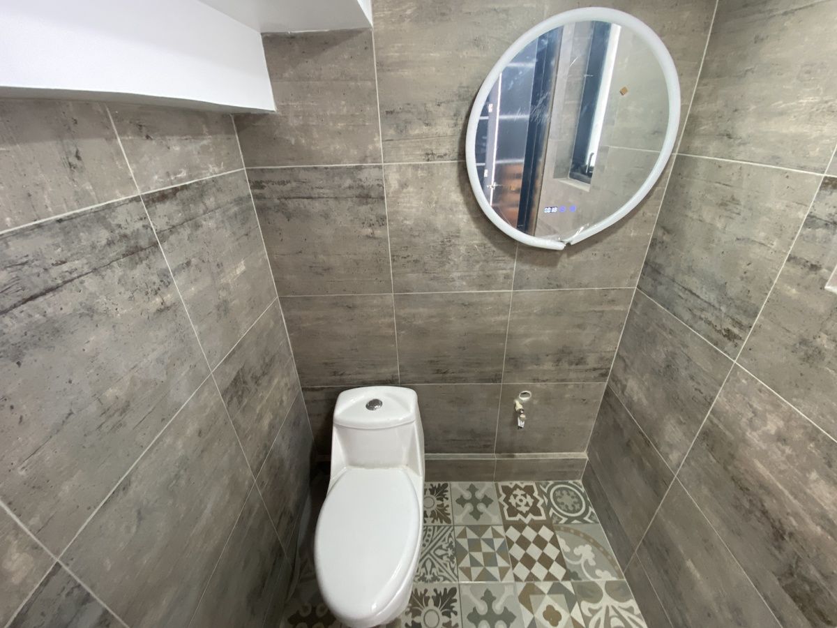 5 de 24: Medio Baño (Planta Baja)