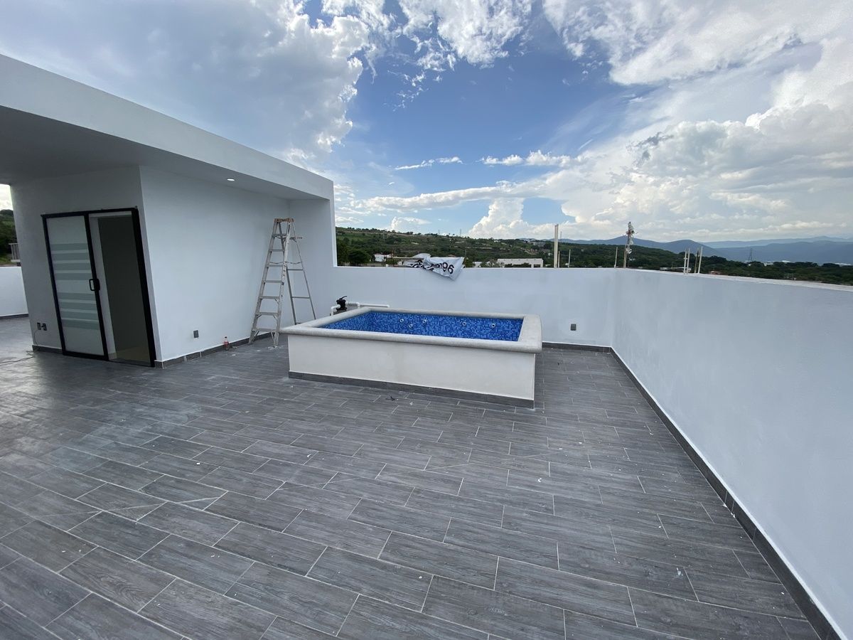 15 de 24: Terraza con piscina