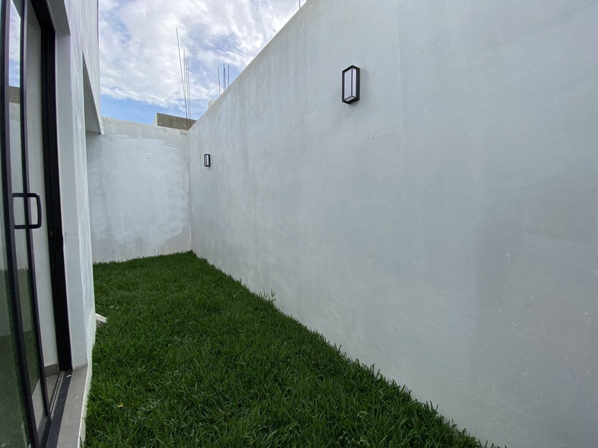 8 de 24: Jardín trasero (con pasto natural)
