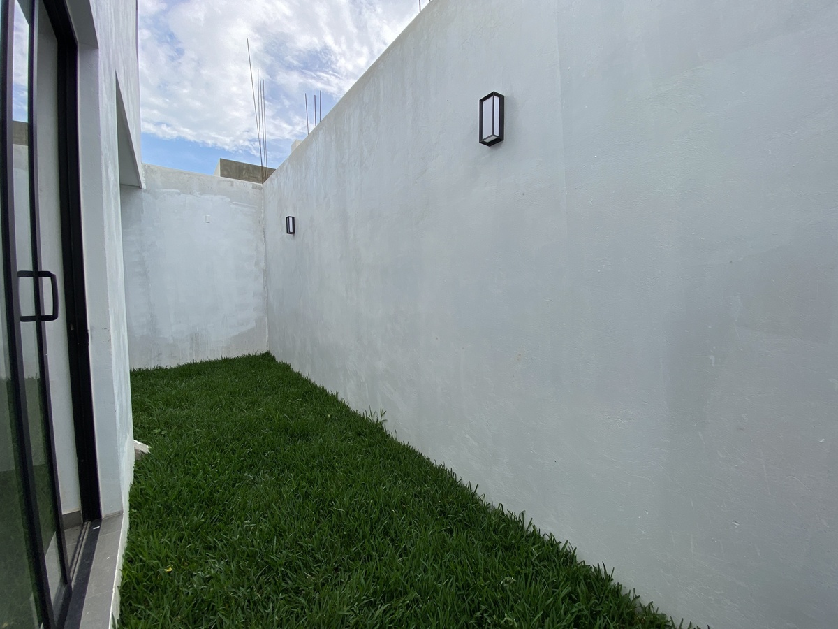 9 de 28: Jardín trasero (con pasto natural)